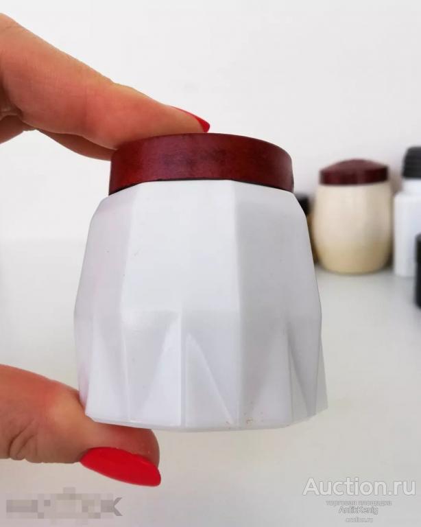 Старое стекло Кёнигсберга Баночка Молочное стекло  Крем парфюмерия  20-е годы Германия 