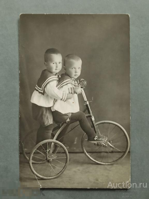 Фото "Ехали дети на велосипеде". Хабаровск. 1930г. 