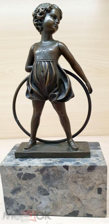 Девочка с обручем сзади 701. Дети. Бронза. Статуэтка.