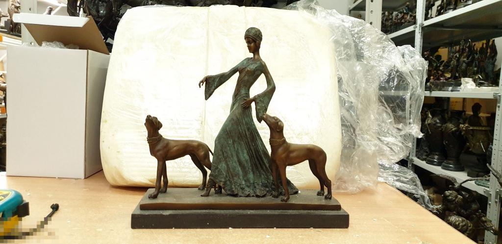 Девушка с собаками 616 ( патина). Бронза. Статуэтка.