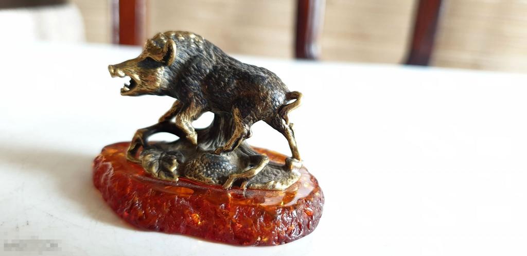 Кабан (1). Бронза. Янтарь. Статуэтка. 