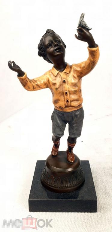 Мальчик с голубем, бронза (цветной) 296. Статуэтка. Дети.