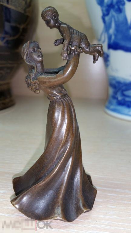 Колокольчик. Бронза. Женщина и ребенок. Мать  и дитя. Мама. Девушка. Дети. 