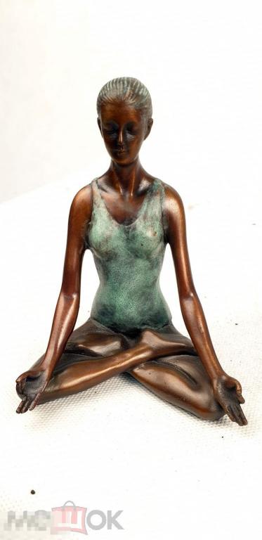 Девушка в позе лотоса (цветная). Йога. Спорт. Бронза. Статуэтка.
