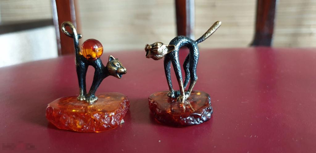 Кот с шаром. Кошка. Бронза, янтарь. Статуэтка. Цена за одну фигурку. 