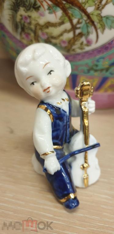 Юный музыкант. Мальчик со скрипкой. Скрипач. Фарфор. 