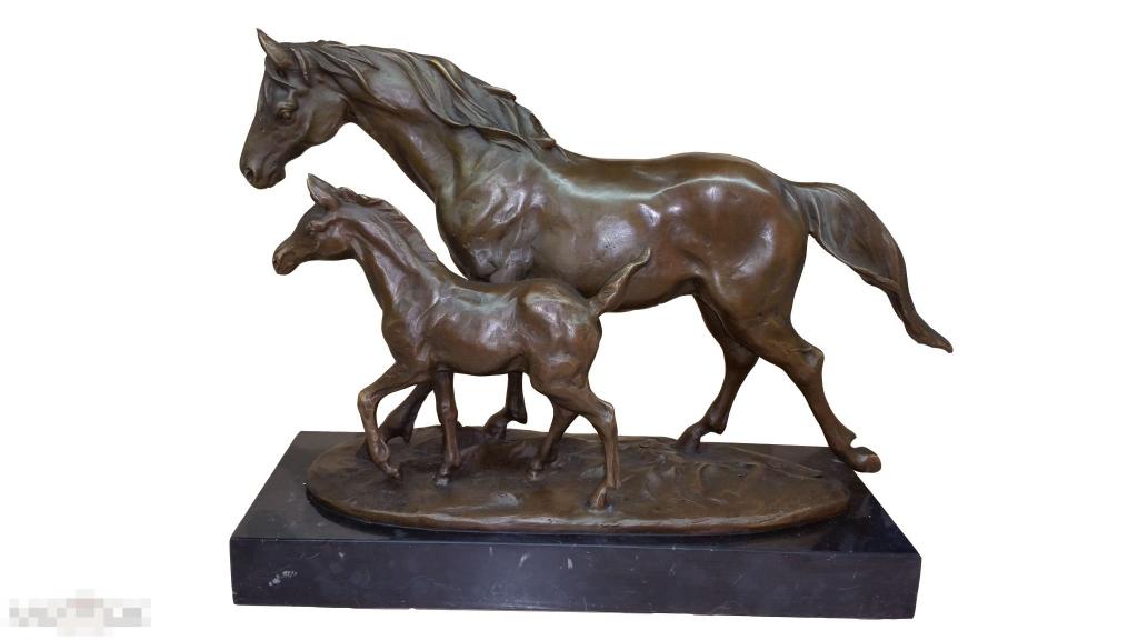 Конь. Лошадь и жеребенок рядом 257. Бронза. Животные.