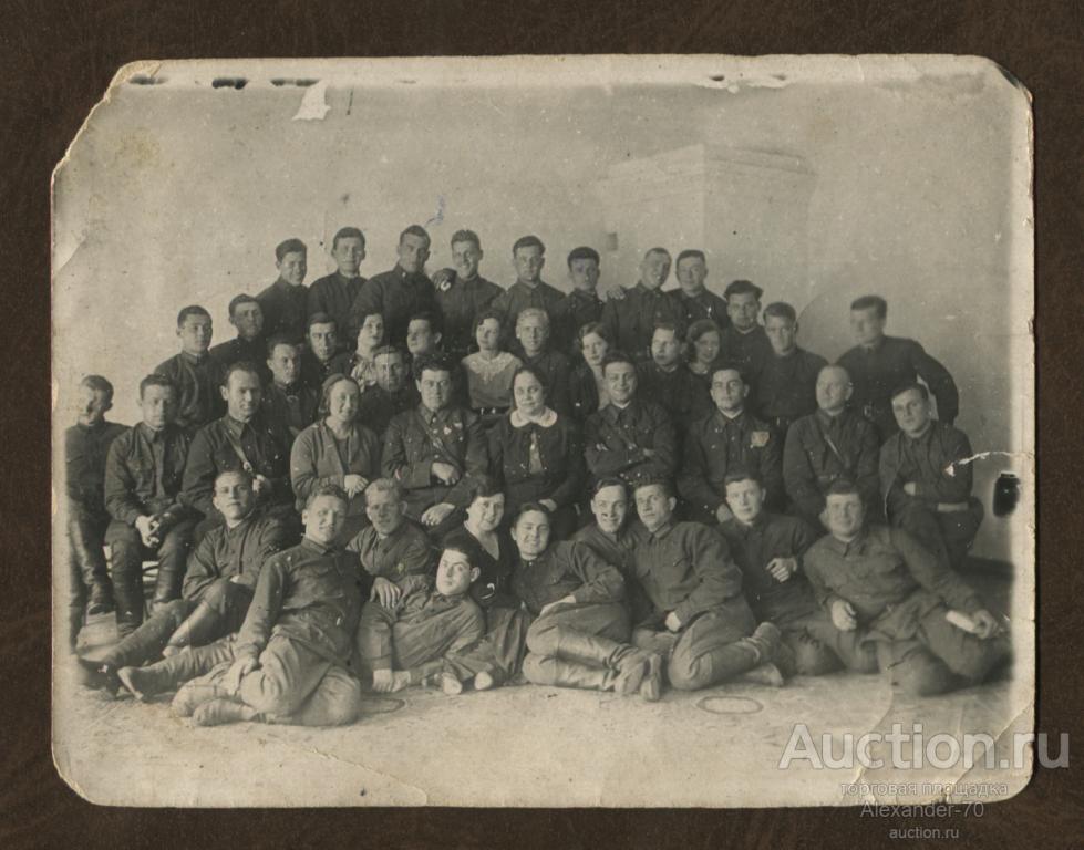 Неизвестное фото Якира И.Э. (?) и Фурманова Анна Никитична, с красноармейцами (1937 г.).