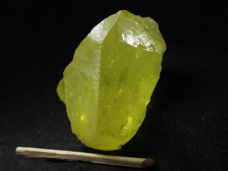 ! Сера самородная 46*34*44мм Водинское м-ие, Самарская обл. Минерал 0623 