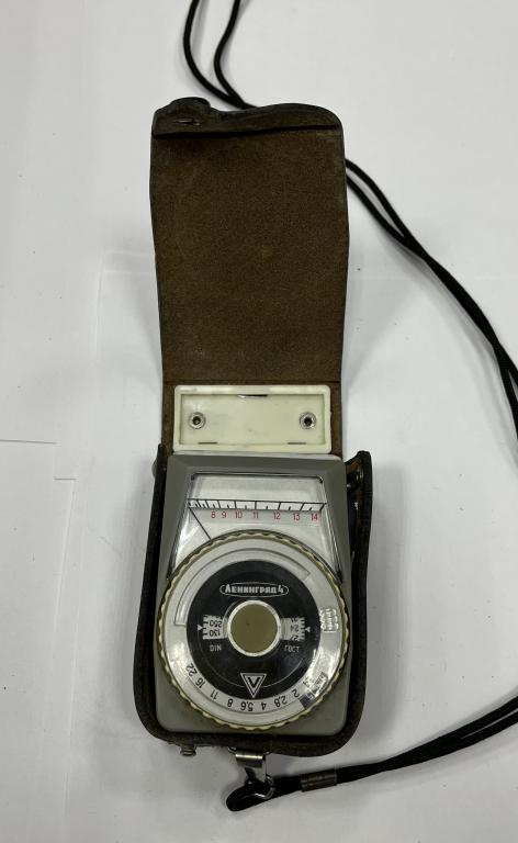 Фотоэлектрический экспонометр Ленинград 4 в футляре