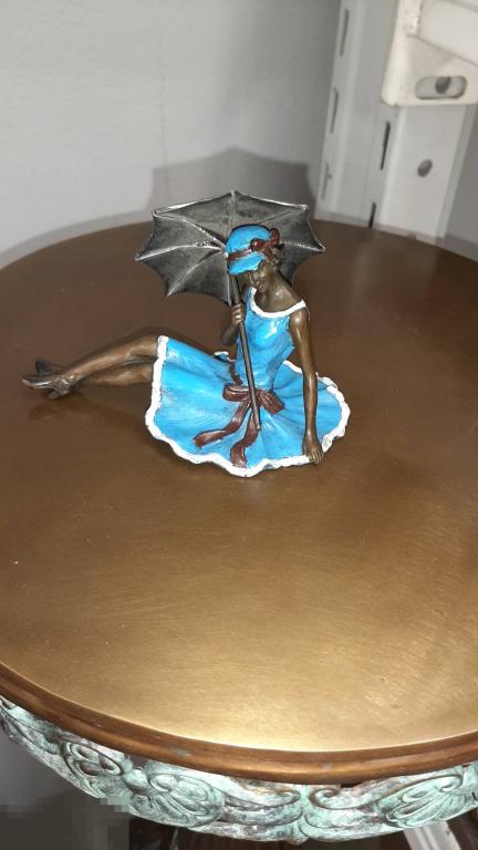 Девушка с зонтиком 020 Венская бронза. Статуэтка