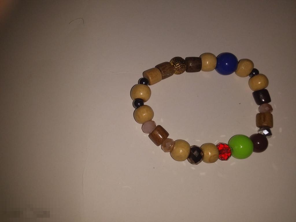 Браслет из гематита,дерева и хрусталиков новый 