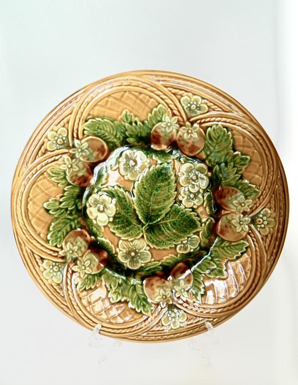 Керамическая декоративная тарелка "Клубника ягоды", 1970 г.