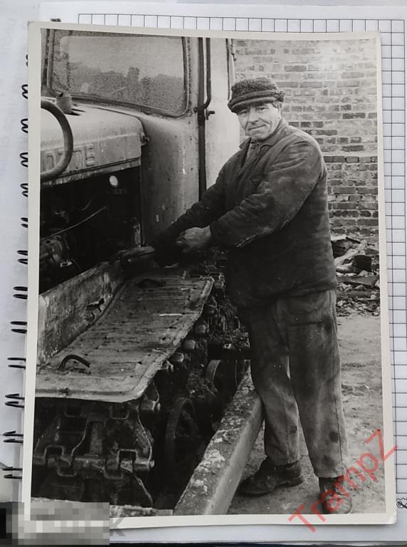 Фотография мужчина рабочий тракторист машинист, техника гусеничный трактор #20* 