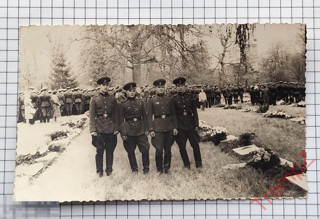 Фотография военнослужащие солдаты, советское военное братское кладбище ГДР Веймар 9 мая #21 