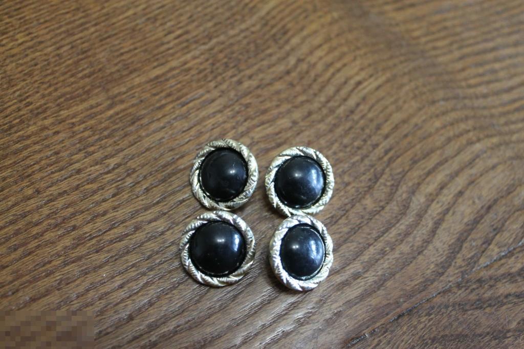 Пуговицы  ранние с ножкой  новые 1.6 см  СССР 