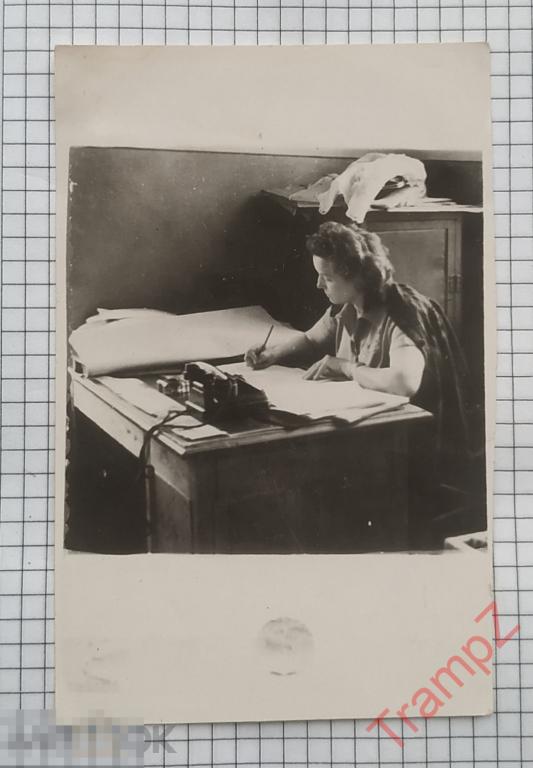 Фотография женщина пишет за столом. телефон #26* 