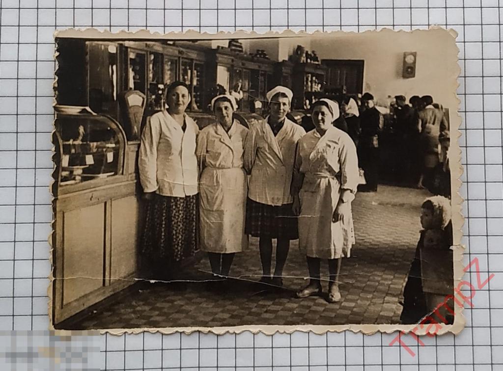Фотография женщины в белых халатах, витрина прилавок, торговля #23 
