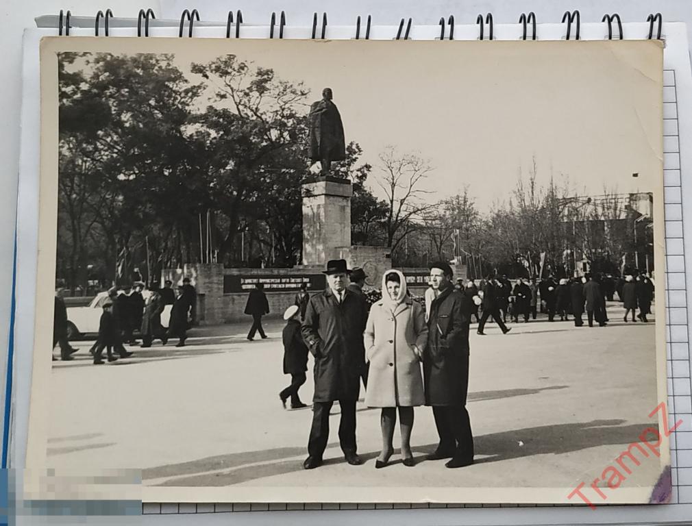 Фотография памятник Ленину, советские люди, женщина в платке пальто, мужчины. Керчь #23 