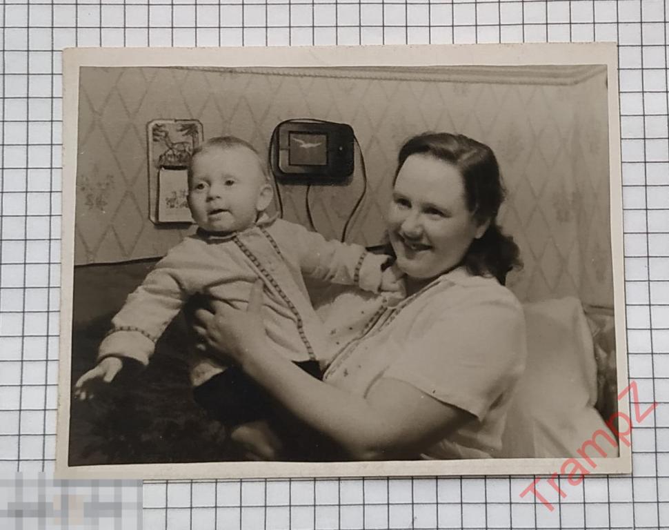 Фотография мать с ребенком. советский интерьер. радио радиоприемник #27* 