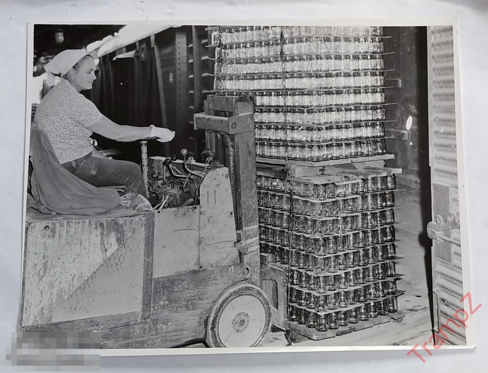 Фотография женщина рабочая, погрузчик техника. Керчь стекольный завод стеклоизделий #28* 