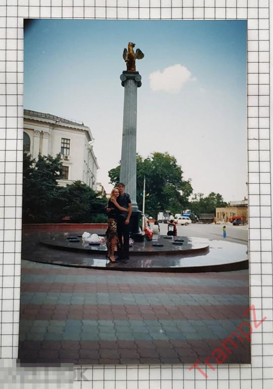 Фотография цветная парень с девушкой. Керчь, стела с грифоном #28 