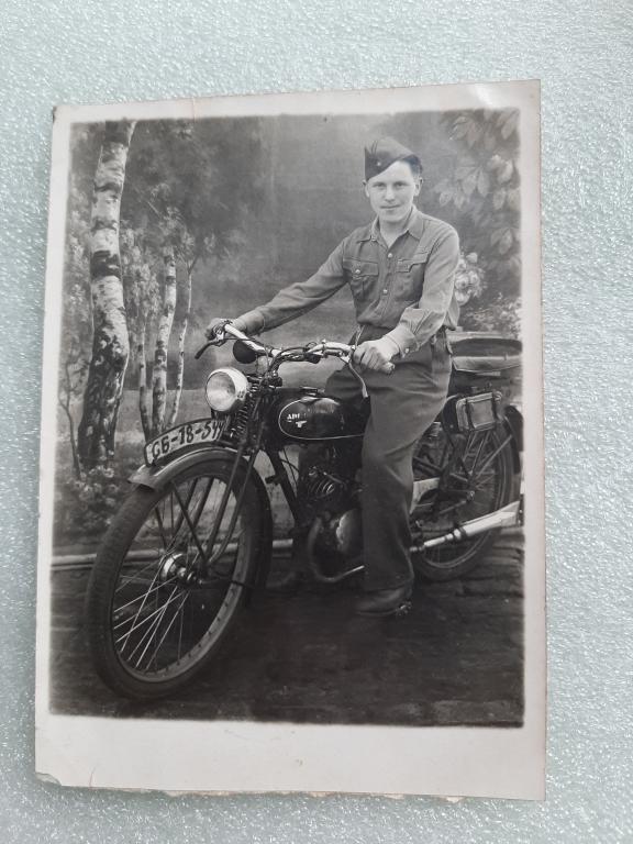 ФОТО СОДАТ НА ТРОФЕЙНОМ  МОТОЦИКЛЕ ВЕНА 1945