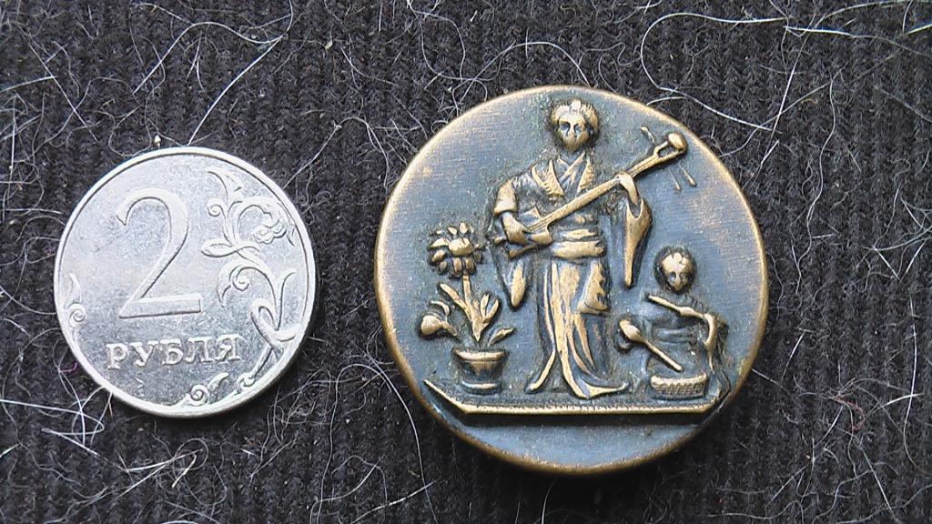 Пуговица брошка старинная японский сюжет.№ 1.