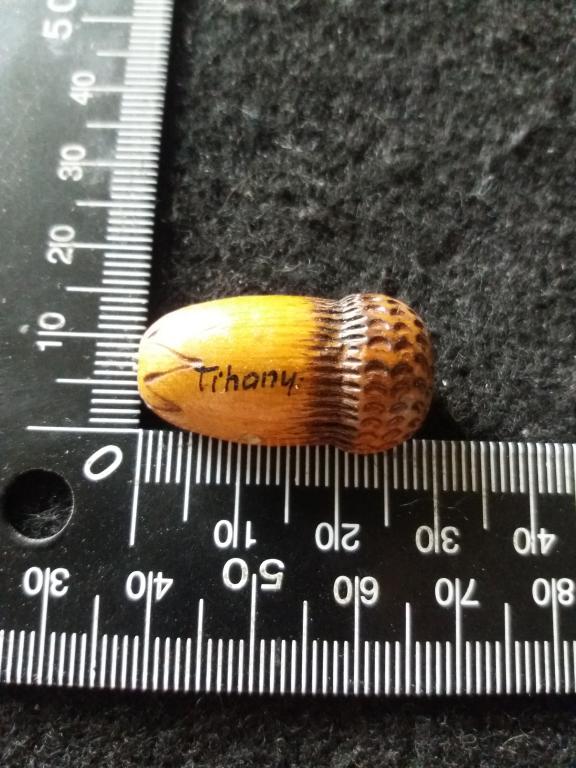 Знак "TIHANY / ТИХАНЬ" (Посёлок в Венгрии) деревянный в виде жёлудя