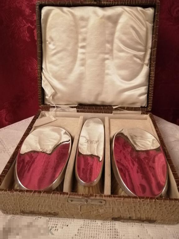 - Набор щеток серебро Англия Бирмингем Deakin & Francis 1926 г.