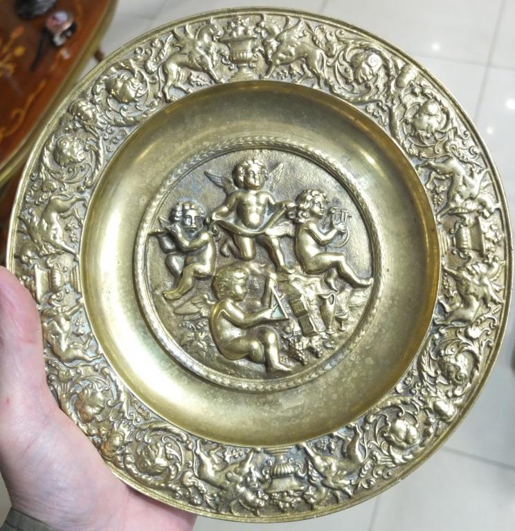 бронзовая настенная тарелка с ангелочками, тяжёлая, старая