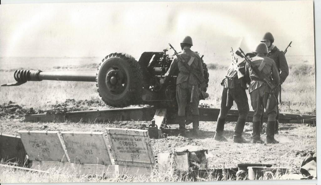 СССР.  Военные учения. 122 мм Гаубица Д-30. Расчет орудия. Подготовка орудия к стрельбе 1977 год