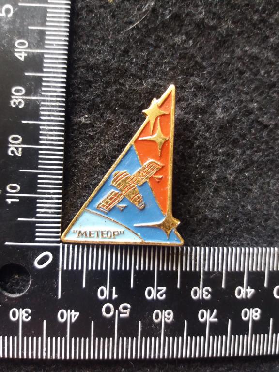 Знак "МЕТЕОР", спутник в космосе