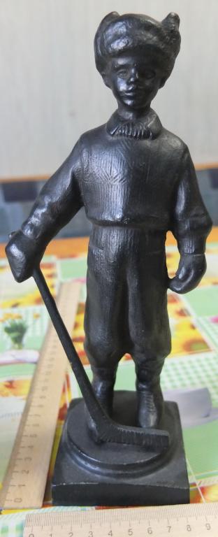 чугунная статуэтка Юный Хоккеист, Куса, 1967 год