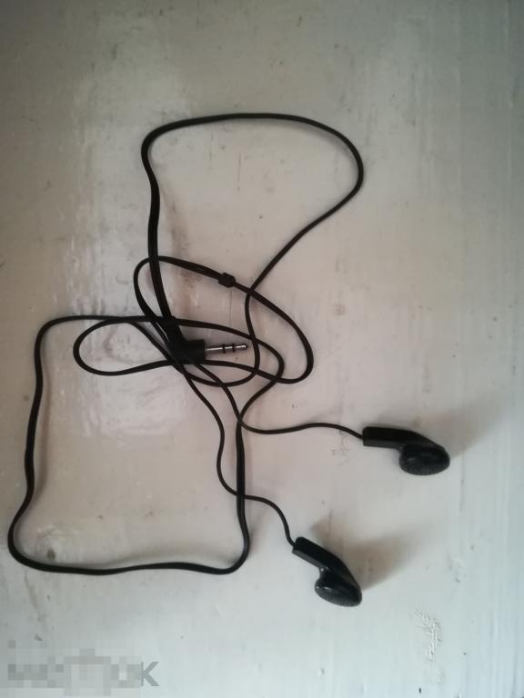 Наушники  гарнитура проводные  для телефона черные без регулятора громкости. 