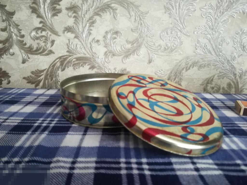 Жестяная коробка банка жесть кондитерская.СССР .Оригинал.Диаметр 15 см. 