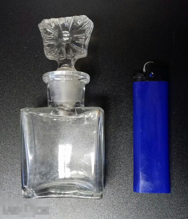 Флакон парфюмерный. Париж.  Духи. Одеколон. 