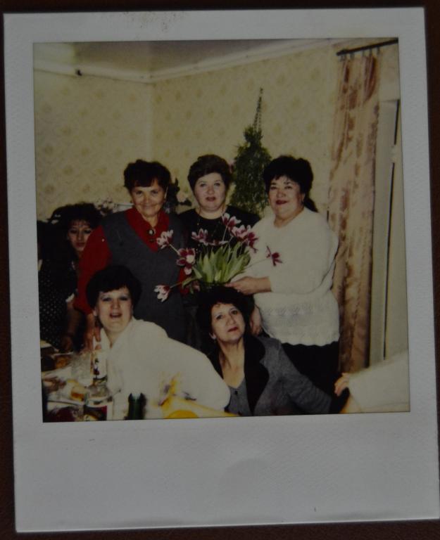 Фото Полароид  Polaroid - Женщины с букетом Юбилей Праздник Пьянка 1996 год