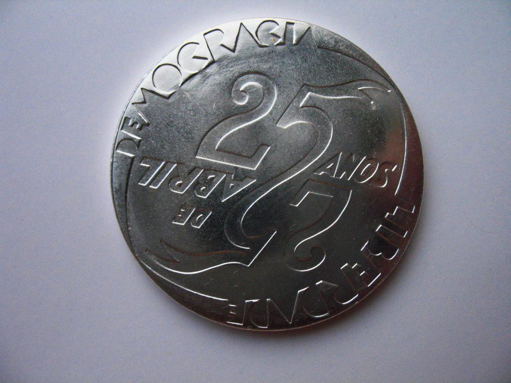 1000 эскудо 1999 года Португалия 25 лет революции в штемпельном состоянии