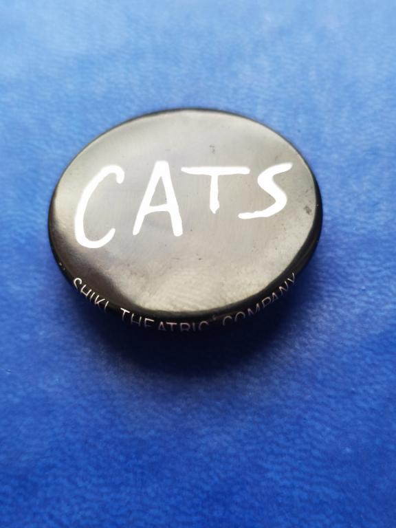Знак Япония  значок мюзикл КОШКИ. CATS.