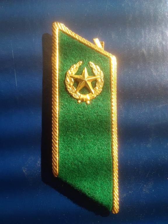 Ранняя одиночная, парадная петлица ПВ КГБ СССР. С алюминевыми клямерами