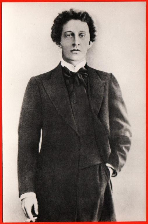 Блок ты идешь. Блок ты идешь. Блок а. Музеи писателей андрея белого презентация. Книга блок предчувствую тебя.