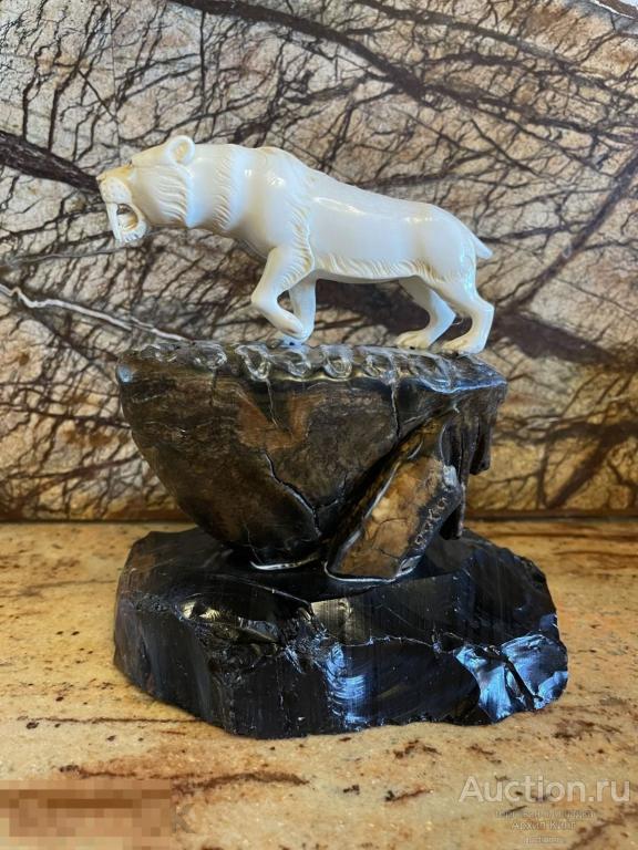 Авторское изделие из бивня мамонта. Саблезубый тигр на зубе мамонта. 