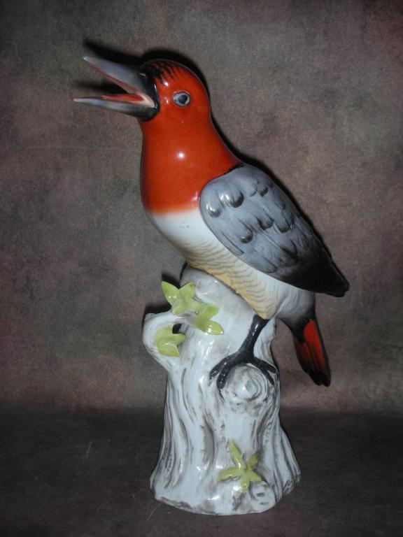 Статуэтка. Фарфор. Птица Дятел. Rudolstadt. Германия.