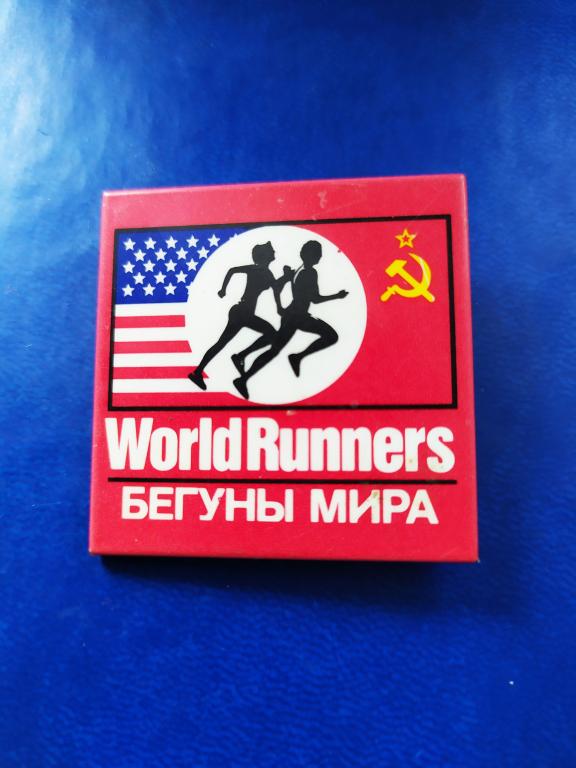 Знак. (значок) Спорт-Легкая атлетика-Бег: Бегуны мира. Флаги США-СССР