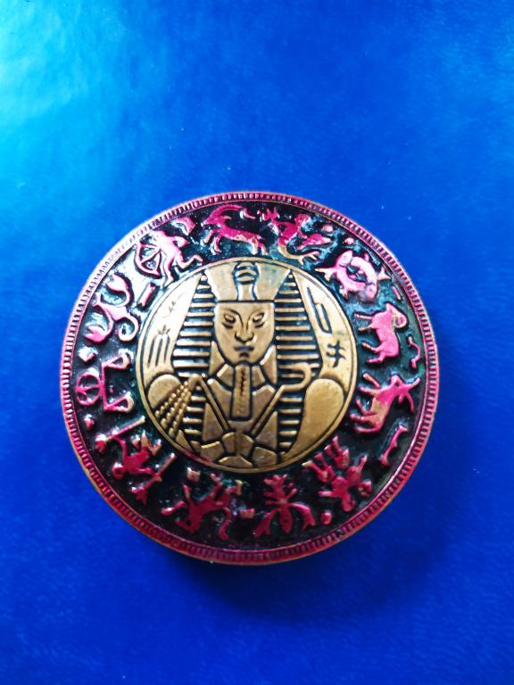 Знак (Значок) ФАРАОН.  Зодиакальный круг  Большой  пластик