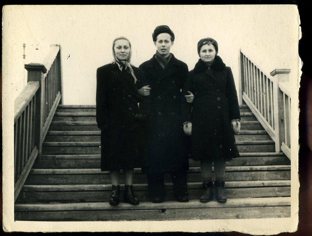 На лестнице - мода 1950-х - фото СССР