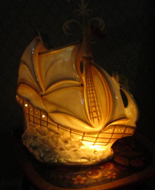 Романтичный старый ночник в виде каравеллы.