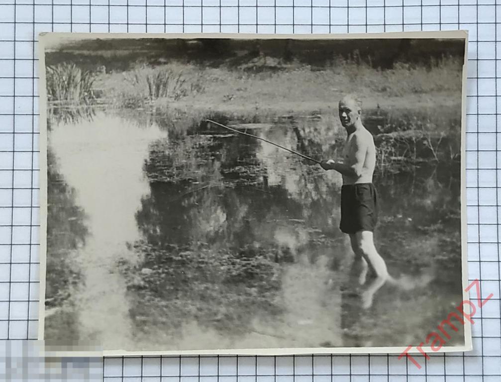 Фотография мужчина в трусах, голый торс, с удочкой рыбак #35