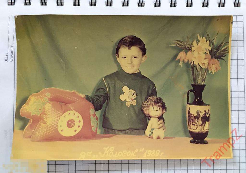 Фотография цветная мальчик, игрушки, обезьянка телефон ваза амфора #39* 